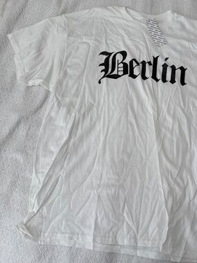 urban outfitters graphic tee   size S/M  details: -NWT -graphic tee  -white shor